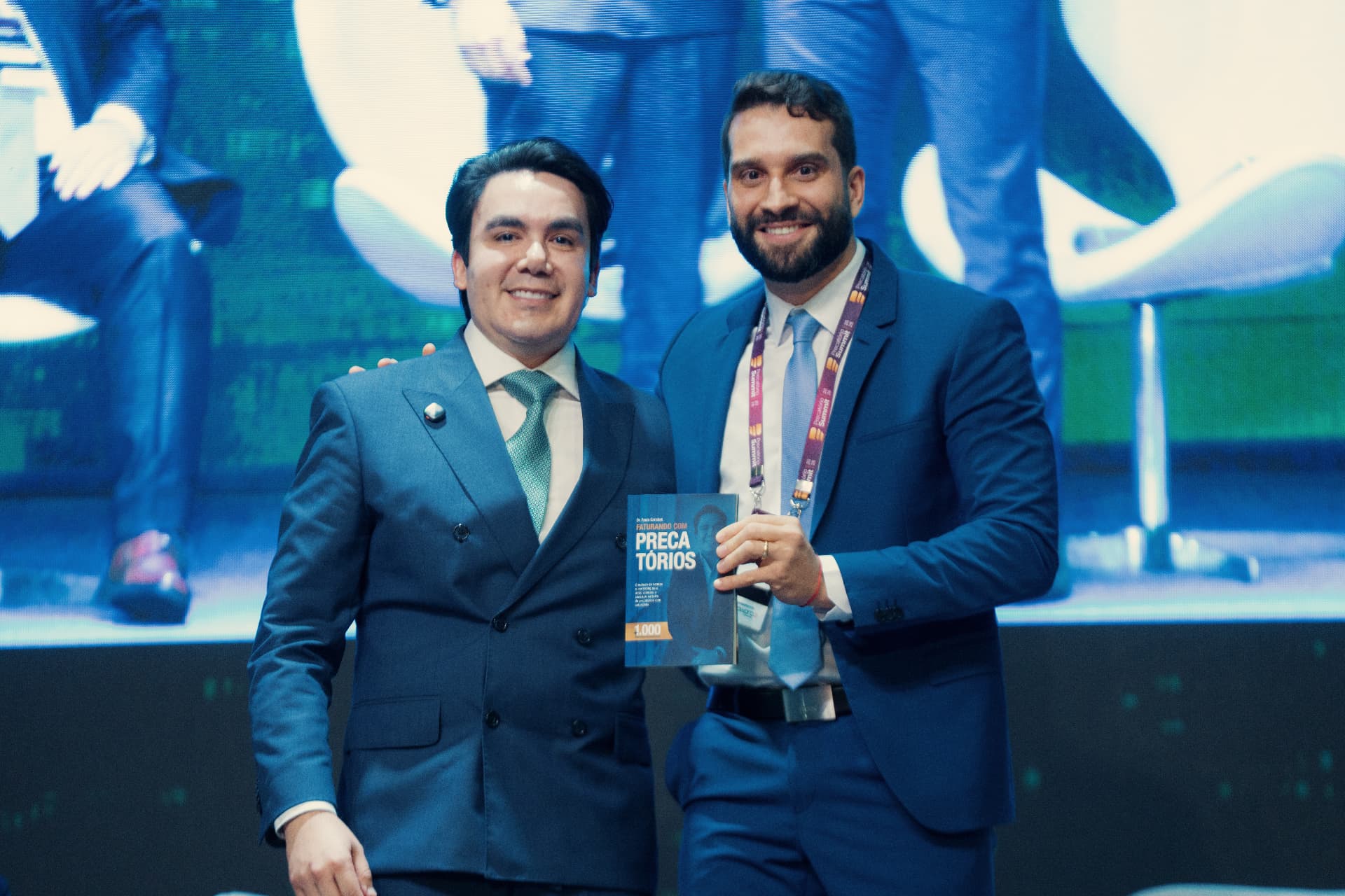 Paulo Corrales ao lado de um participante em evento do setor